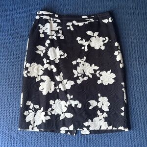 Talbots Size 6 Navy Blue and White Floral Pencil Skirt